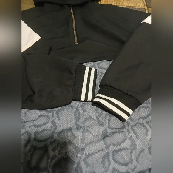 Avia Black and White Hoodie with Gray Snake Pattern - Picture 8 of 9